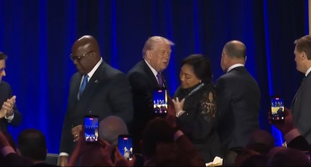 Tramp na udaru kritika zbog uvredljivog videa o bračnom paru Obama (VIDEO)