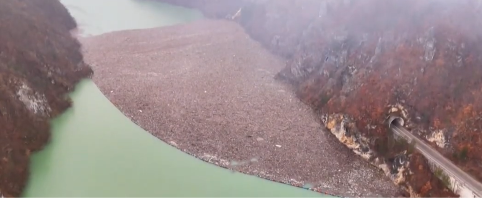 Frapirajući prizori iz Višegrada: U toku čišćenje otpada iz rijeke Drine