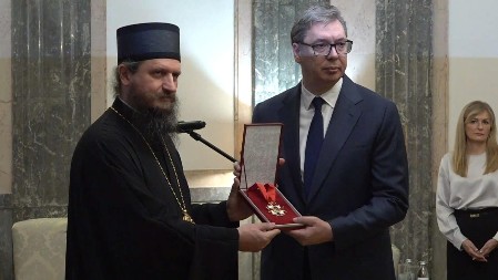 Predsjednik Srbije Aleksandar Vučić od vladike bihaćko-petrovačkog Sergija dobio orden za dobročinstvo (FOTO/VIDEO)