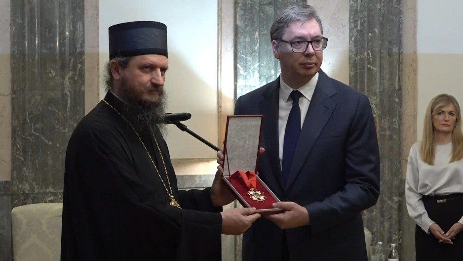 Predsjednik Srbije Aleksandar Vučić od vladike bihaćko-petrovačkog Sergija dobio orden za dobročinstvo (FOTO/VIDEO)