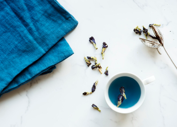 Bajkoviti napitak koji osvaja zimu: Plavi čaj mijenja boju pred vašim očima