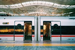 Muškarac gurnuo penzionera pod voz