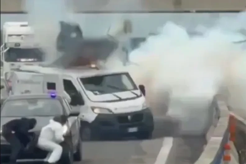 Filmska scena u Italiji: Pljačkaši zapalili kamion i presjekli put oklopnom vozilu (VIDEO)