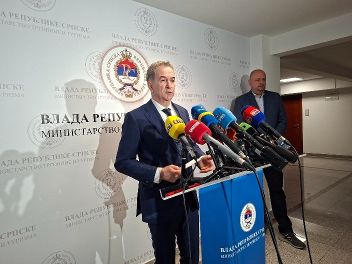 Puhovac tvrdi da goriva ima dovoljno: Panika ispraznila pumpe i ministar natočio pun rezervoar