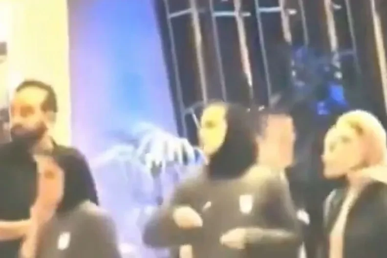Snimak dramatičnog bijega: Obezbjeđenje jurilo iranske fudbalerke (VIDEO)