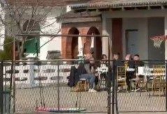 Potresne scene ispred kuće Lazića: Udovica se slomila od plača, Darko tješi snajku i majku Branku