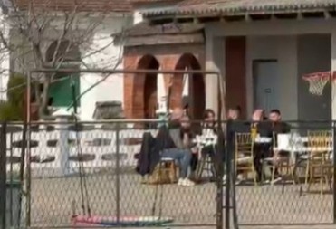 Potresne scene ispred kuće Lazića: Udovica se slomila od plača, Darko tješi snajku i majku Branku