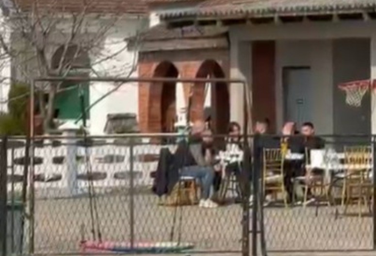 Potresne scene ispred kuće Lazića: Udovica se slomila od plača, Darko tješi snajku i majku Branku