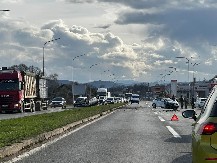 Auto završilo na krovu kod Prijedorske petlje: Saobraćaj otežan (VIDEO)