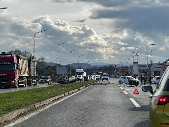 Auto završilo na krovu kod Prijedorske petlje: Saobraćaj otežan (VIDEO)