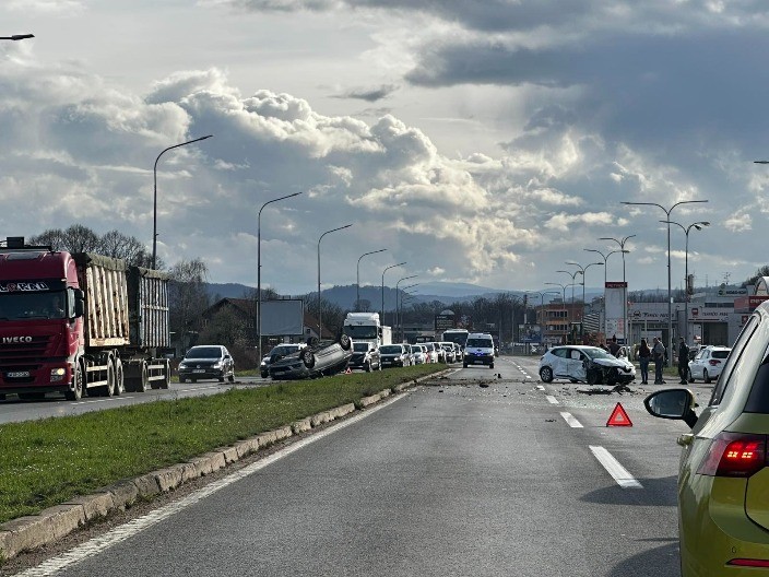 Auto završilo na krovu kod Prijedorske petlje: Saobraćaj otežan (VIDEO)
