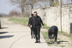 Potresne scene ispred kuće Lazića: Darko Lazić poljubio kovčeg svog brata