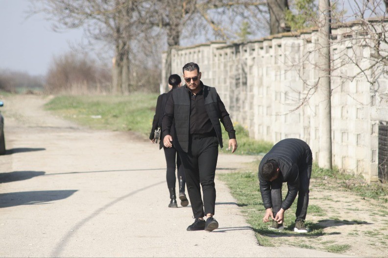 Potresne scene ispred kuće Lazića: Darko Lazić poljubio kovčeg svog brata