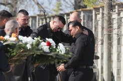 Bolne scene pred sahranu Darkovog brata: Jednu stvar drugovi ne ispuštaju iz ruku (VIDEO)