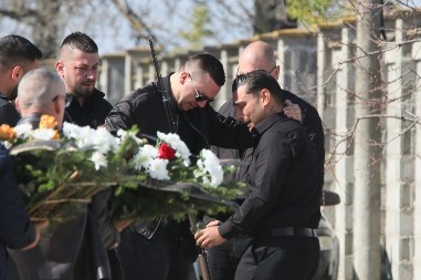 Bolne scene pred sahranu Darkovog brata: Jednu stvar drugovi ne ispuštaju iz ruku (VIDEO)