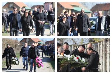 Estrada u suzama: Stotine ljudi u Brestaču na posljednjem ispraćaju brata Darka Lazića (FOTO)