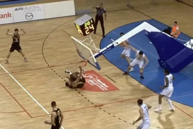 Drama na parketu: Koš se srušio i pao na košarkaša Splita (VIDEO)