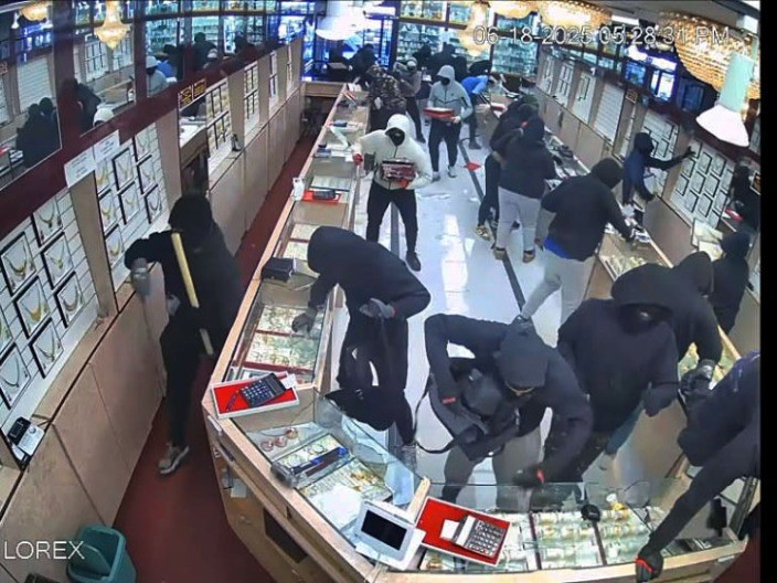 Filmska pljačka zlatare: Lopovi za 70 sekundi ukrali nakit vrijedan 1,7 miliona dolara (VIDEO)