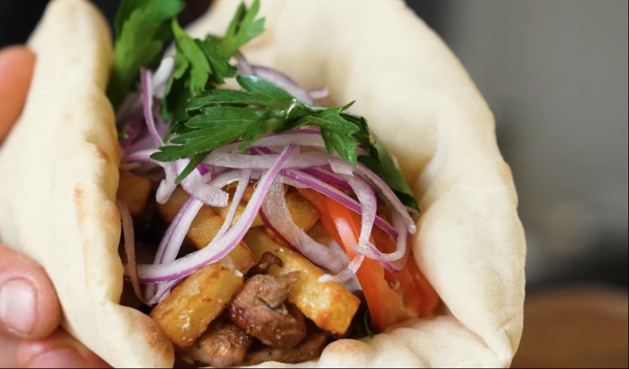 Za prste polizati: Recept za domaći giros koji će vas osvojiti na prvi zalogaj