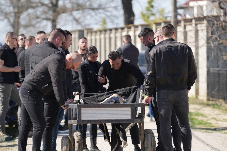 Otkriven razlog: Evo zbog čega je Darko Lazić stavio plave peškire na kovčeg svog brata