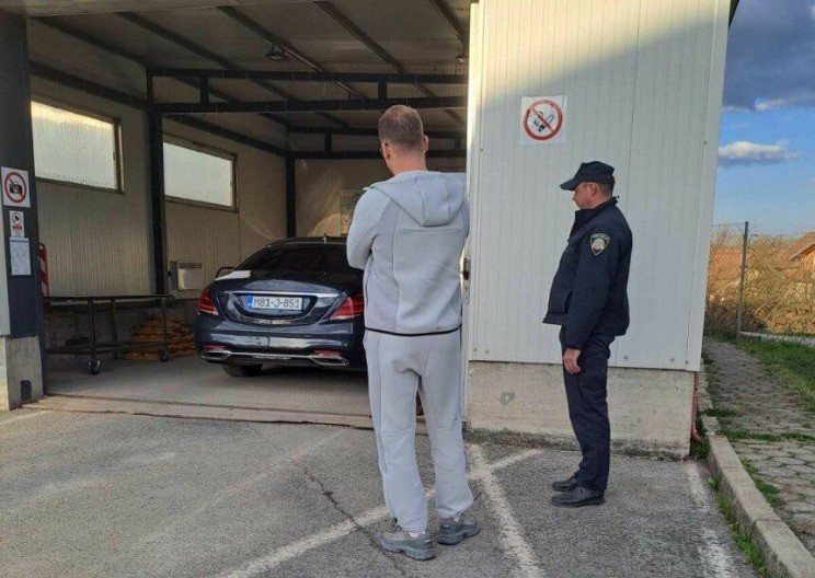 Stanivuković zadržan na ulazu u Hrvatsku: Izveli i pse tragače (FOTO)