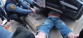 Dizalica popustila, vozilo palo na muškarca: Akcija policije spasila mu život (VIDEO)