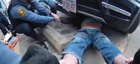 Dizalica popustila, vozilo palo na muškarca: Akcija policije spasila mu život (VIDEO)