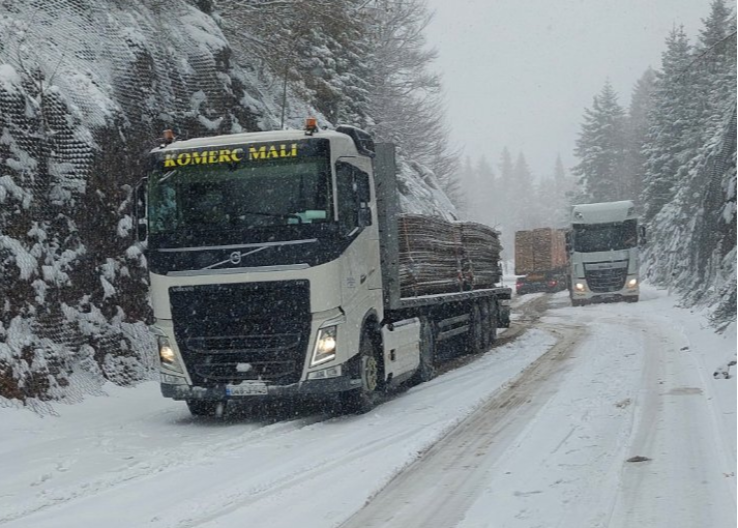 Vozači, oprez: Snijeg paralizovao saobraćaj u BiH (FOTO/VIDEO)