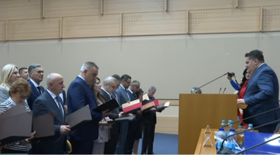 Zakletvu ministara zasjenila je ona: Šefica protokola "zaustavila vrijeme" u parlamentu Srpske (FOTO/VIDEO)
