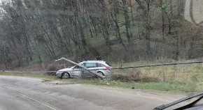 Nezgoda kod Banjaluke: Bandera pala na auto nakon slijetanja s kolovoza (FOTO)
