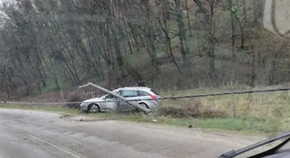 Nezgoda kod Banjaluke: Bandera pala na auto nakon slijetanja s kolovoza (FOTO)