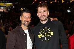 Đoković bodrio Lejkerse, pa se fotografisao sa Lebronom i Lukom