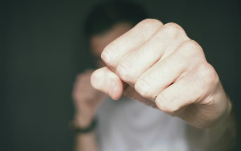 Stefan (28) pretukao sestru, sjedio na njoj i šamarao je