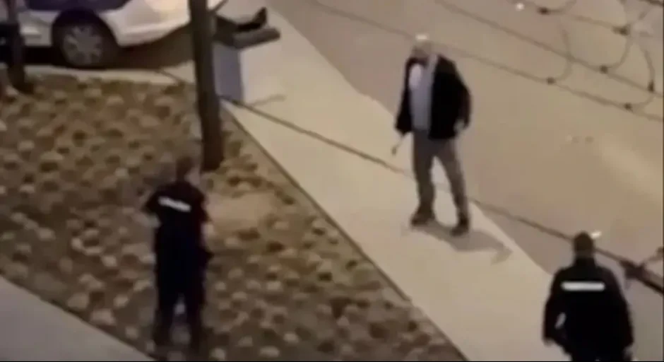 Dalibor iz BiH čekićem oštetio pet policijskih vozila, napao i policiju