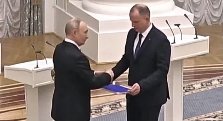 Rijetko viđen prizor: Putin na koljenima mladiću uručio posebno priznanje (VIDEO)