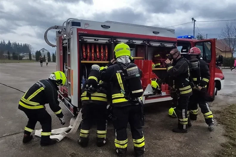 Vatrogasci u akciji: Burno jutro na benzinskoj pumpi u Banjaluci
