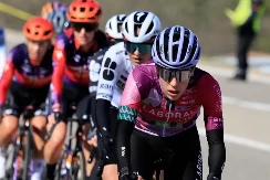 Jeziv sudar: Biciklistkinja odletjela preko ograde (VIDEO)