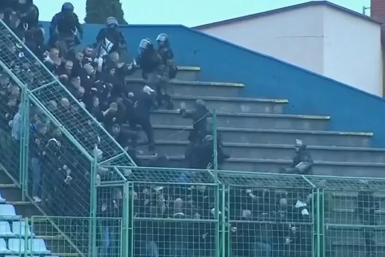 Sukob s policijom i haos na tribinama obilježili remi Širokog i Željezničara
