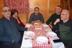 Pčelari iz Kranja danas zapjevali na ručku kod Saše Tomića (FOTO)