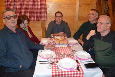 Pčelari iz Kranja danas zapjevali na ručku kod Saše Tomića (FOTO)