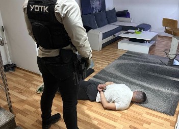 Uhapšeni Banjalučani: Pronađena droga, perika i silikonska maska (FOTO)