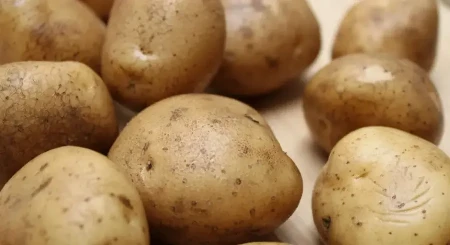 Ne bacajte ljuske od krompira: Evo za šta ih sve možete koristiti u kući i u bašti