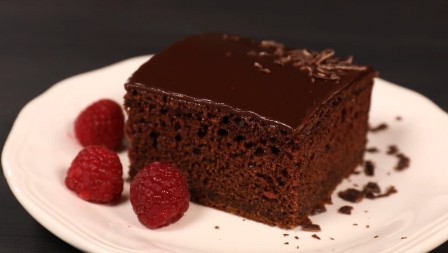 Posni crnac bez jaja: Sočan čokoladni kolač koji svi obožavaju