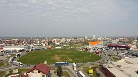 Nema blokada: Prevoznici u znak protesta napravili nekoliko krugova na kružnom toku (FOTO/VIDEO)