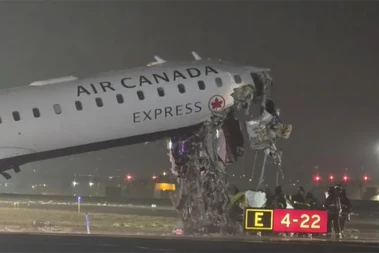 Avion udario u vatrogasno vozilo pri slijetanju, ima poginulih (VIDEO)