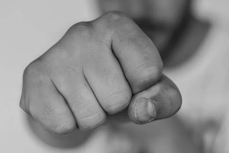 Optužen da je pred unucima tukao suprugu, kćerki prijetio ubistvom