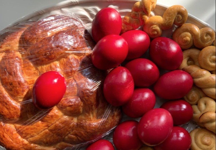 Trik za farbanje jaja bez hemije: Najljepša crvena boja iz kuhinjskih sastojaka