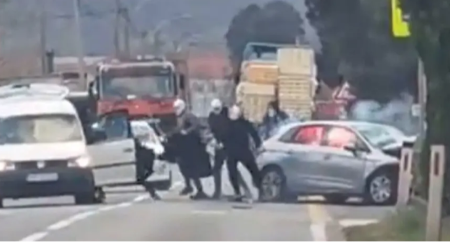 Užas u Mostar: Maskirani napali vozača, zapalili auto (VIDEO)