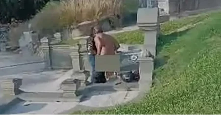 Ni groblje im nije sveto: Muškarac potpuno nag, a žena sjedi na spomeniku (FOTO)