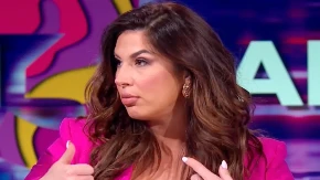 Dekolte u prvom planu: Ena Popov „zapalila“ studio i izazvala lavinu komentara (FOTO)